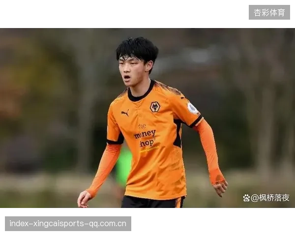 中超争议判罚！杨明洋“踢人逃红”引争议，王秋明面部被踹伤退场，媒体人热议：足球的真相与公平的困境